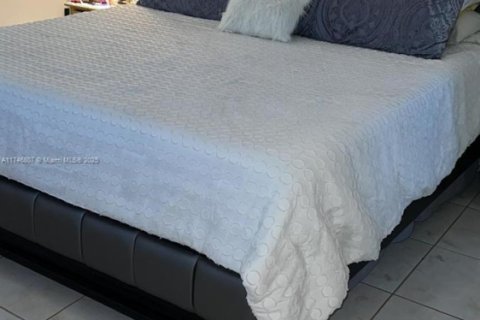 Condo in Lauderdale Lakes, Florida, 1 bedroom  № 1707010 - photo 5