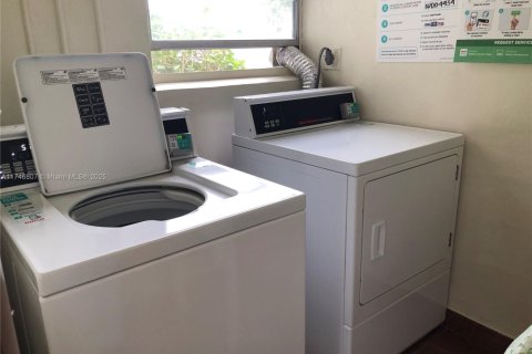 Condo in Lauderdale Lakes, Florida, 1 bedroom  № 1707010 - photo 19