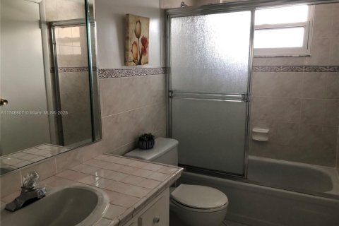 Condo in Lauderdale Lakes, Florida, 1 bedroom  № 1707010 - photo 9