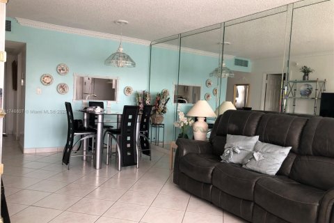 Condo in Lauderdale Lakes, Florida, 1 bedroom  № 1707010 - photo 12