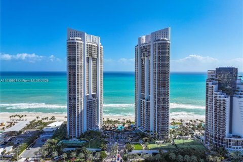 Condo in Sunny Isles Beach, Florida, 2 bedrooms  № 1821775 - photo 1
