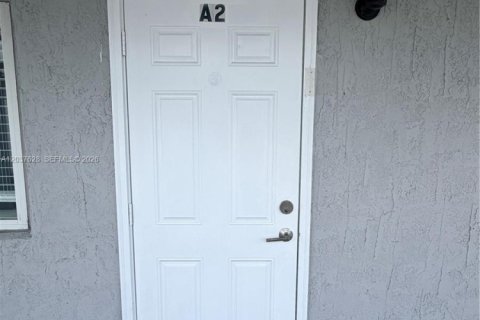 Villa ou maison à louer à Hollywood, Floride: 2 chambres, 69.68 m2 № 2154277 - photo 2