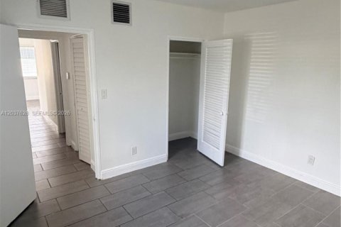 Villa ou maison à louer à Hollywood, Floride: 2 chambres, 69.68 m2 № 2154277 - photo 10