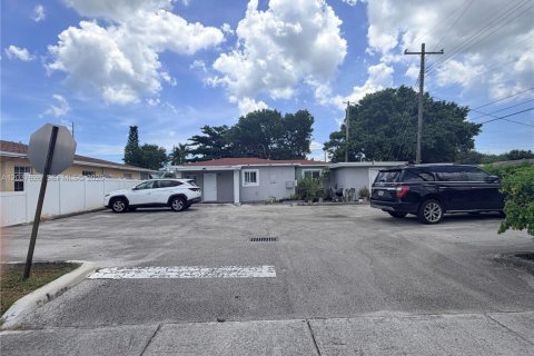 Villa ou maison à louer à Hollywood, Floride: 2 chambres, 69.68 m2 № 2154277 - photo 11