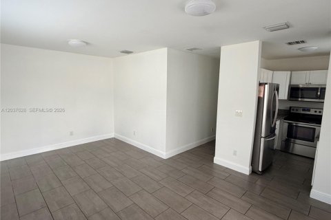 Villa ou maison à louer à Hollywood, Floride: 2 chambres, 69.68 m2 № 2154277 - photo 3