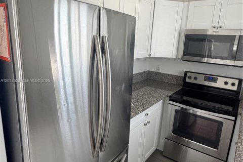 Villa ou maison à louer à Hollywood, Floride: 2 chambres, 69.68 m2 № 2154277 - photo 5