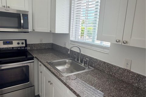 Villa ou maison à louer à Hollywood, Floride: 2 chambres, 69.68 m2 № 2154277 - photo 6
