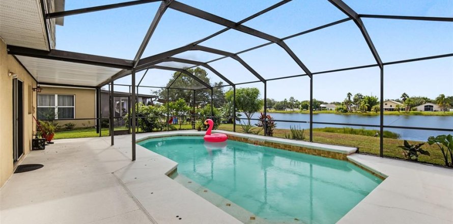 Villa ou maison à Gibsonton, Floride 4 chambres, 206.43 m2 № 2391167
