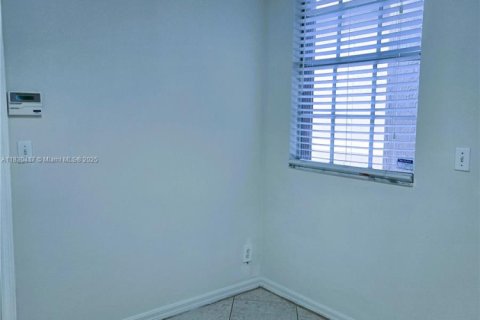 Снять в аренду таунхаус в Уэстон, Флорида 2 спальни, 105.07м2, № 1806066 - фото 23