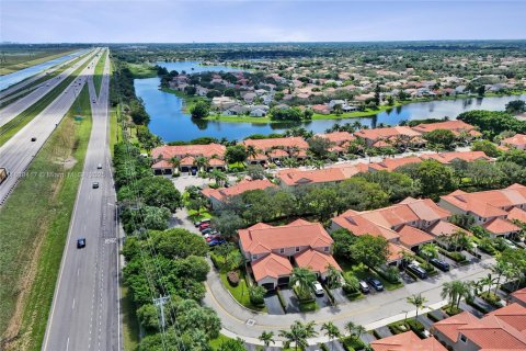 Снять в аренду таунхаус в Уэстон, Флорида 2 спальни, 105.07м2, № 1806066 - фото 29