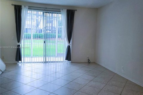 Снять в аренду таунхаус в Уэстон, Флорида 2 спальни, 105.07м2, № 1806066 - фото 25