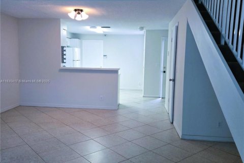 Снять в аренду таунхаус в Уэстон, Флорида 2 спальни, 105.07м2, № 1806066 - фото 2