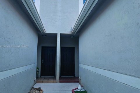 Снять в аренду таунхаус в Уэстон, Флорида 2 спальни, 105.07м2, № 1806066 - фото 16