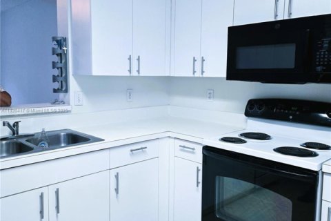 Снять в аренду таунхаус в Уэстон, Флорида 2 спальни, 105.07м2, № 1806066 - фото 21