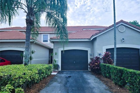 Снять в аренду таунхаус в Уэстон, Флорида 2 спальни, 105.07м2, № 1806066 - фото 1