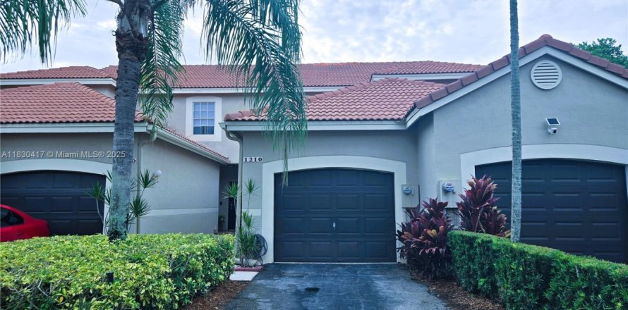 Townhouse in Weston, Florida 2 bedrooms, 105.07 sq.m. № 1806066