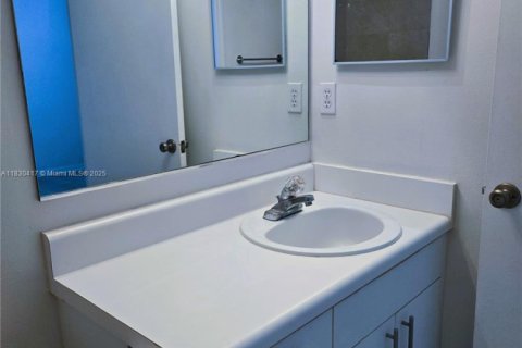 Снять в аренду таунхаус в Уэстон, Флорида 2 спальни, 105.07м2, № 1806066 - фото 11