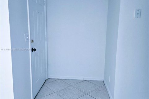 Снять в аренду таунхаус в Уэстон, Флорида 2 спальни, 105.07м2, № 1806066 - фото 18