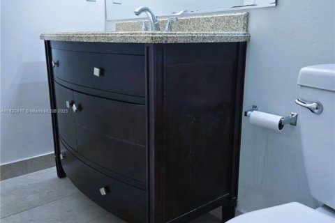 Снять в аренду таунхаус в Уэстон, Флорида 2 спальни, 105.07м2, № 1806066 - фото 7