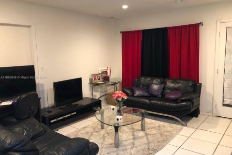 House in Dania Beach, Florida 3 bedrooms, 149.11 sq.m. № 1945574 - photo 3
