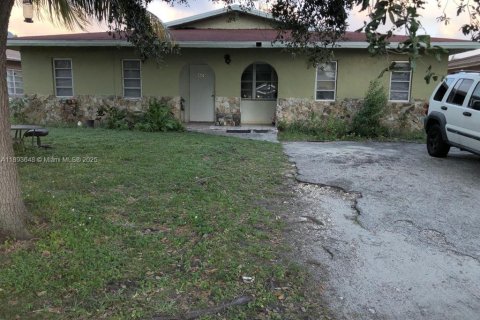 House in Dania Beach, Florida 3 bedrooms, 149.11 sq.m. № 1945574 - photo 1