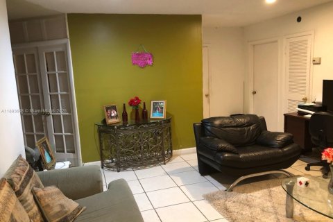 House in Dania Beach, Florida 3 bedrooms, 149.11 sq.m. № 1945574 - photo 4