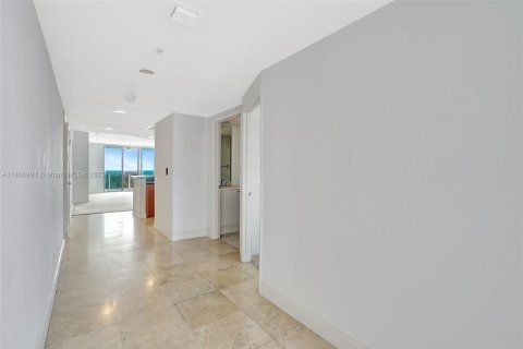 Condo in North Miami, Florida, 3 bedrooms  № 2021785 - photo 5