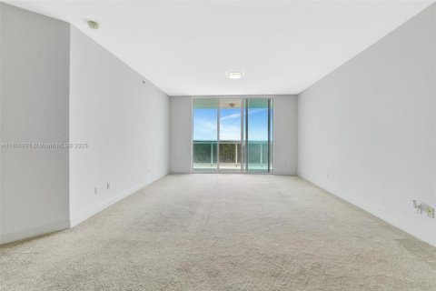 Condo in North Miami, Florida, 3 bedrooms  № 2021785 - photo 27