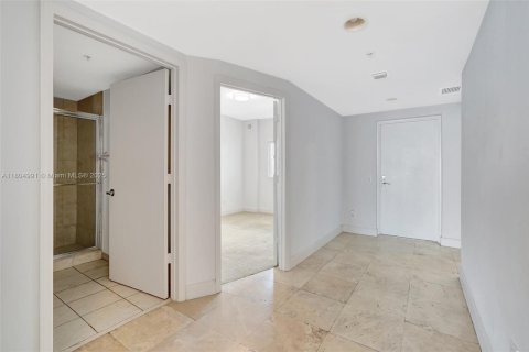 Condo in North Miami, Florida, 3 bedrooms  № 2021785 - photo 6