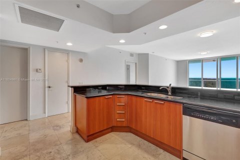 Condo in North Miami, Florida, 3 bedrooms  № 2021785 - photo 16