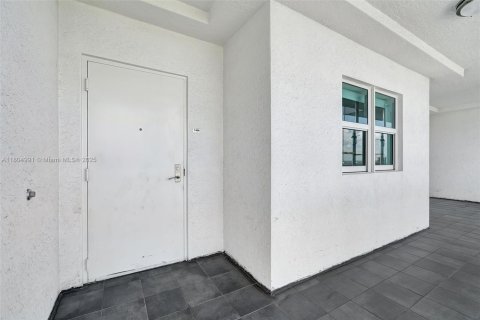 Condo in North Miami, Florida, 3 bedrooms  № 2021785 - photo 2