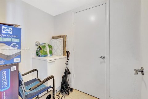 Condo in North Miami, Florida, 3 bedrooms  № 2021785 - photo 14