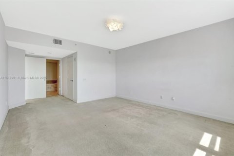 Condo in North Miami, Florida, 3 bedrooms  № 2021785 - photo 29