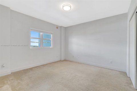 Condo in North Miami, Florida, 3 bedrooms  № 2021785 - photo 8