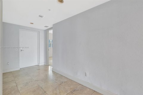 Condo in North Miami, Florida, 3 bedrooms  № 2021785 - photo 7