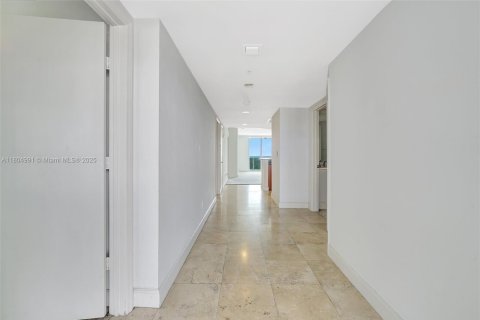 Condo in North Miami, Florida, 3 bedrooms  № 2021785 - photo 3