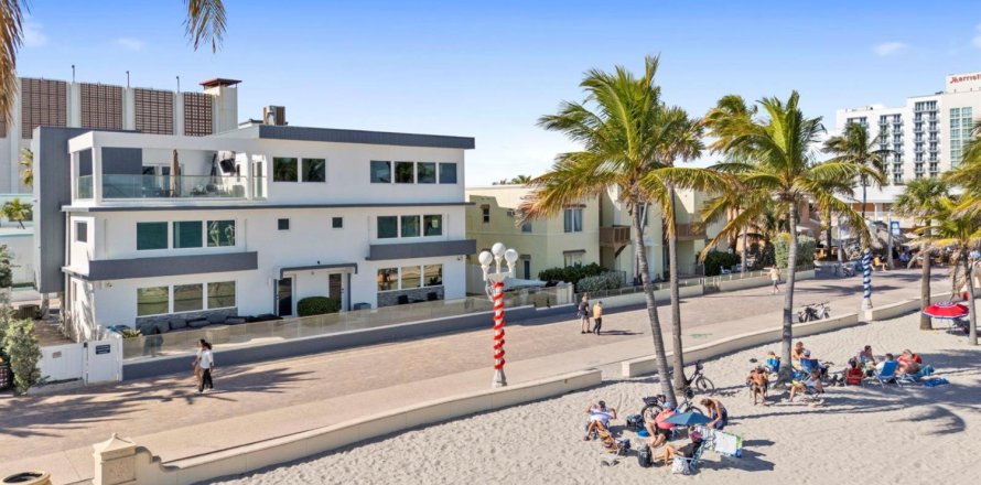 Villa ou maison à Hollywood, Floride 10 chambres, 765.51 m2 № 2174198