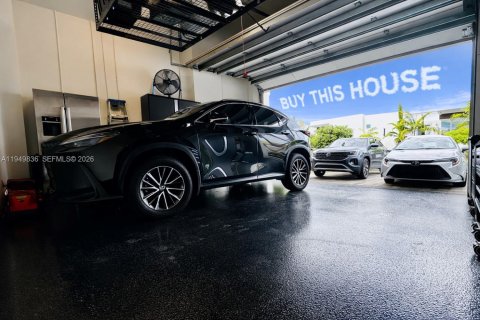 Купить виллу или дом в Дорал, Флорида 5 спален, 336.68м2, № 2008930 - фото 8