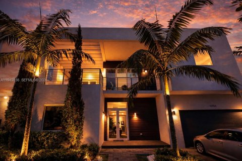 Купить виллу или дом в Дорал, Флорида 5 спален, 336.68м2, № 2008930 - фото 2