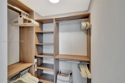 Condo in Miami Beach, Florida, 2 bedrooms  № 2011833 - photo 18