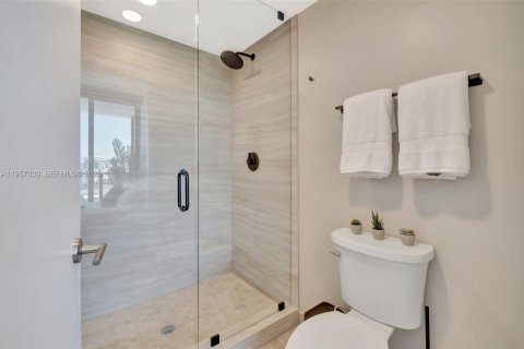 Condo in Miami Beach, Florida, 2 bedrooms  № 2011833 - photo 16