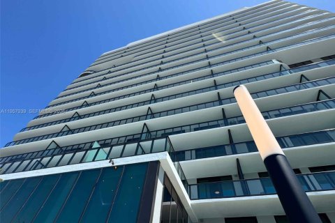 Condo in Miami Beach, Florida, 2 bedrooms  № 2011833 - photo 25