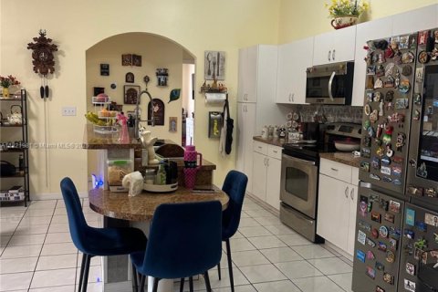 House in Miami, Florida 3 bedrooms, 161.65 sq.m. № 1794532 - photo 9