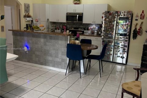 House in Miami, Florida 3 bedrooms, 161.65 sq.m. № 1794532 - photo 10