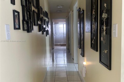 House in Miami, Florida 3 bedrooms, 161.65 sq.m. № 1794532 - photo 13