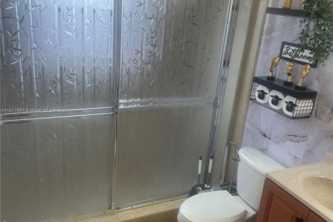 House in Miami, Florida 3 bedrooms, 161.65 sq.m. № 1794532 - photo 17