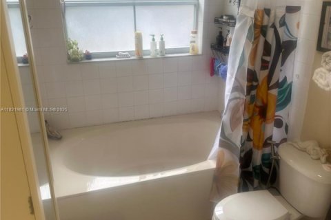House in Miami, Florida 3 bedrooms, 161.65 sq.m. № 1794532 - photo 26