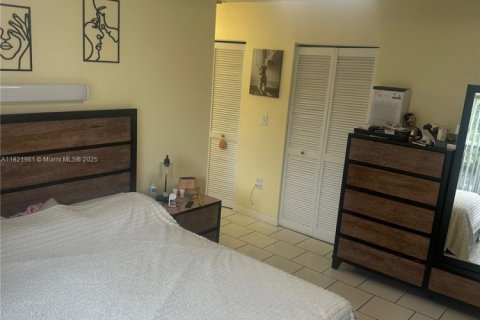 House in Miami, Florida 3 bedrooms, 161.65 sq.m. № 1794532 - photo 24