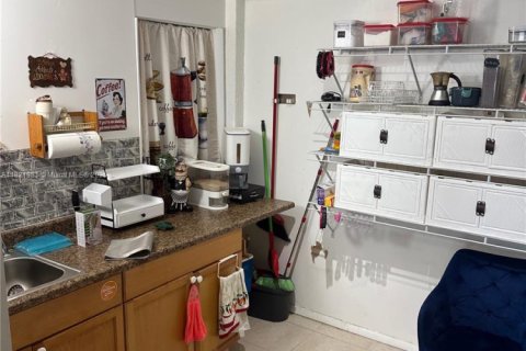 House in Miami, Florida 3 bedrooms, 161.65 sq.m. № 1794532 - photo 28