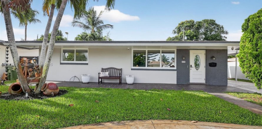 House in Pembroke Pines, Florida 2 bedrooms, 112.5 sq.m. № 1895931